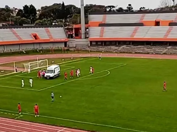 Nuevo susto en Uruguay: otro futbolista se desplomó en pleno partido Nuevo susto en Uruguay: otro futbolista se desplomó en pleno partido